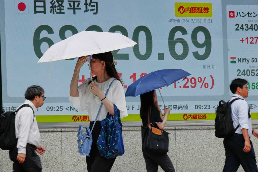 Asian shares sink, with Tokyo down nearly 5% as slumping AI stocks drag world markets lower
